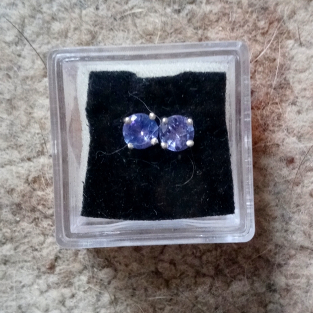 Natural tanzanite earrings made in .925ss